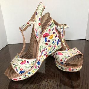 Giani Bini Embroidered Platform Wedges SIZE 11m
